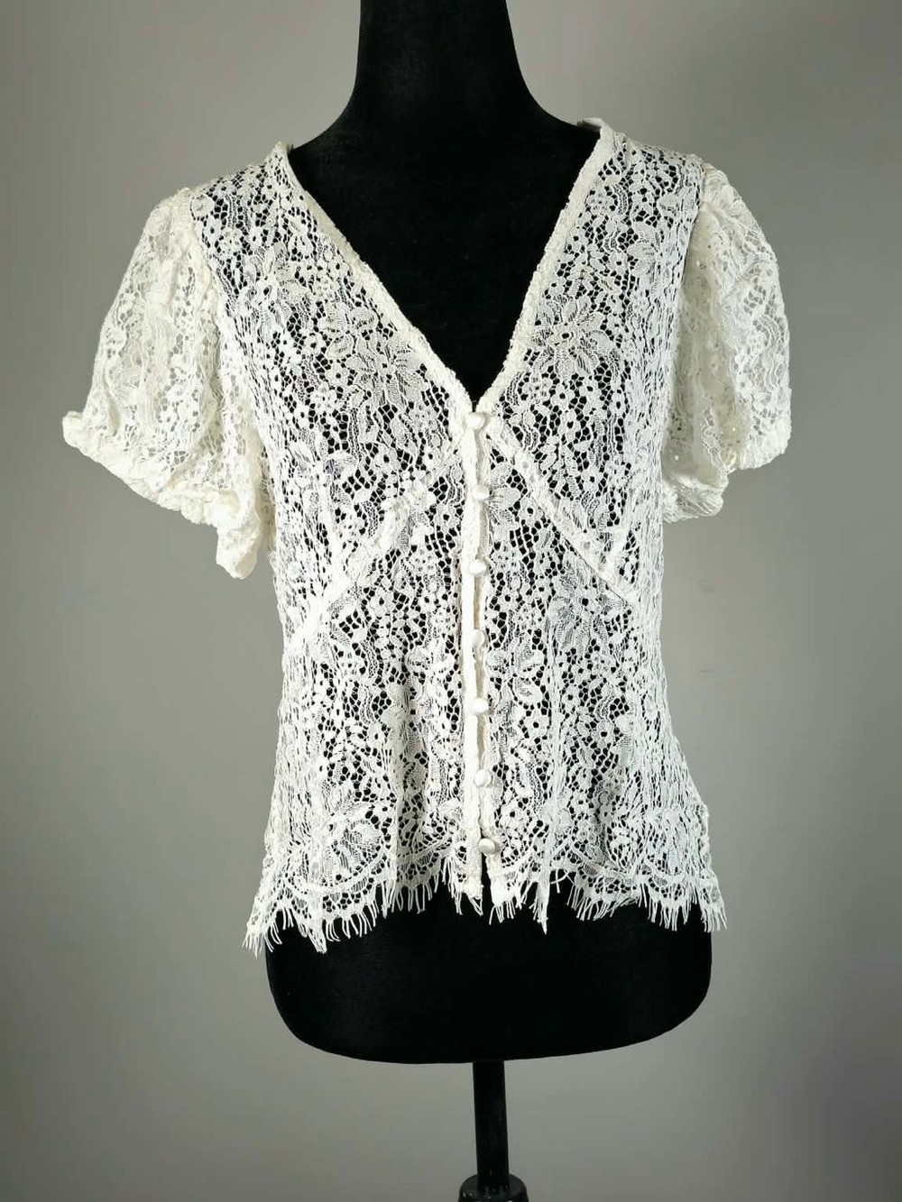 NWT GAP White Lace V-Neck Short Sleeve Button-Front Top